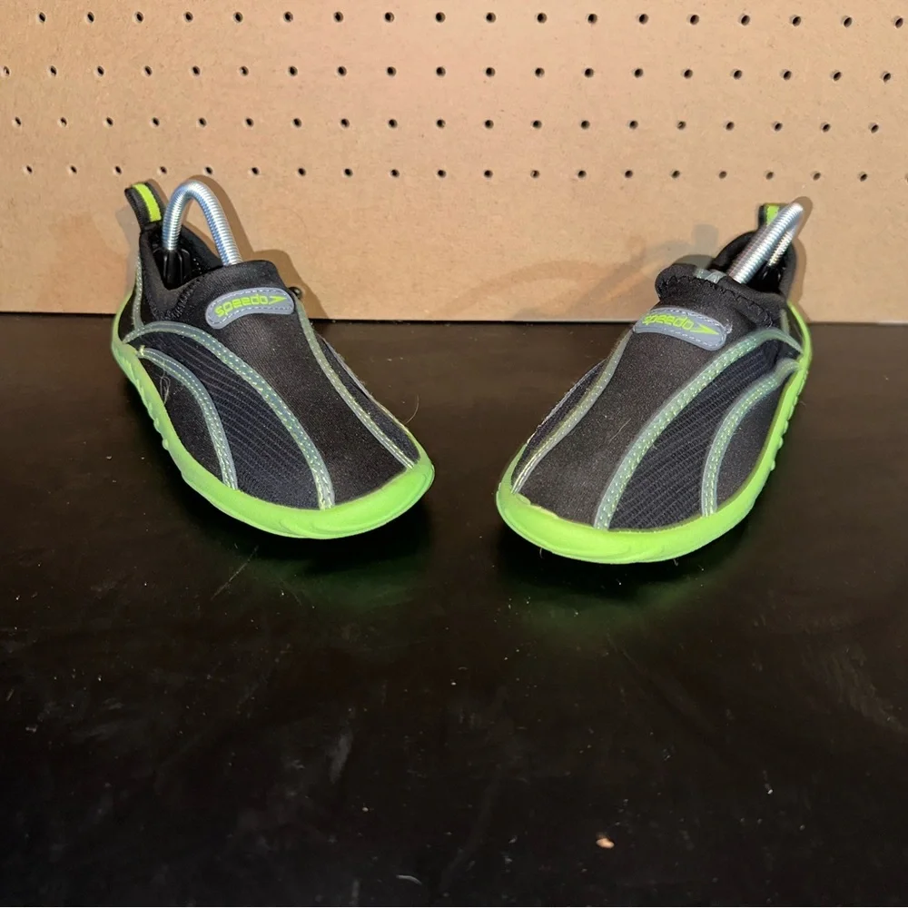 SLIP ON WATER SHOES SPEEDO Black w/LIME GREEN KIDS Med. Size 2/3